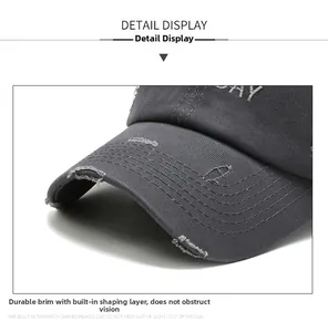 Gros plan du bord usé d'une casquette de baseball en coton lavé gris foncé vintage