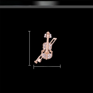 Vue détaillée de la broche violon en or rose avec cristaux incrustés et dimensions