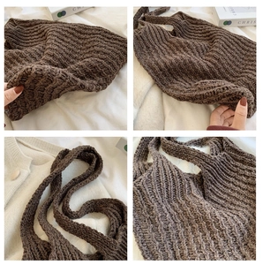 Detalle del bolso tote de punto marrón que muestra la textura tejida y el interior