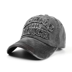 Makrodetail der Vintage-Jeans-Basecap mit schwarzer 3D-Stickerei im Distressed-Look