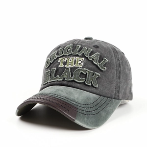 Detailansicht der Vintage-Denim-Baseballkappe mit BLACK-Stickerei und kontrastierendem Rand
