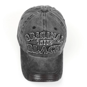 Detail der Vintage-Baseballkappe mit BLACK-Stickerei und Lederkante am Schirm