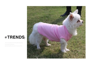Detail of pink pet T-shirt made of soft and breathable knitted fabric for small dogs