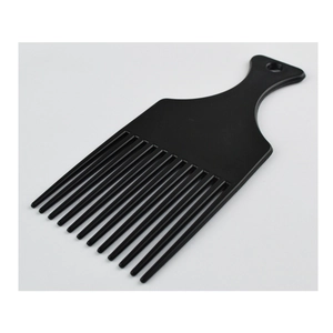 Professioneller Haarpick-Kamm aus schwarzem Kunststoff für Styling auf weißem Grund
