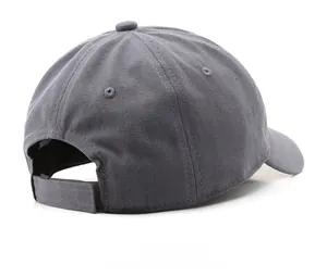 Détail de l'arrière d'une casquette de baseball gris foncé avec attache velcro réglable