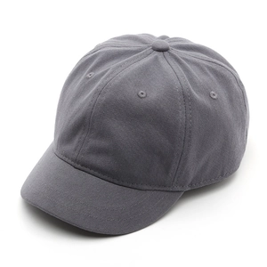 Casquette de baseball grise à visière courte en coton au style rétro épuré