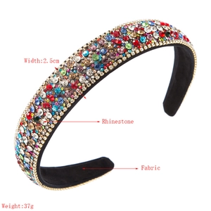Dettaglio del cerchietto con strass colorati largo 2,5 cm con indicazione di peso e misura