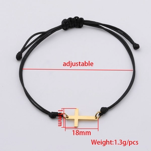 Détail du pendentif croix montrant les dimensions 18x11mm sur bracelet tressé