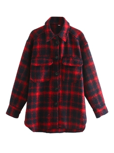 Détail de veste chemise en flanelle à carreaux rouges et noirs avec deux poches poitrine