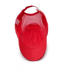 Détail de l'intérieur d'une casquette rouge en mesh avec doublure respirante