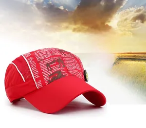 Détail de la casquette enfant rouge à séchage rapide avec mesh et imprimé journal