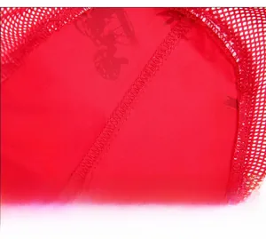 Vue macro du tissu en maille rouge alvéolée avec coutures précises et silhouette noire