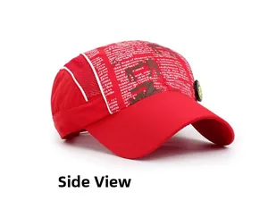Détail du tissu en maille rouge respirant et badge métallique sur casquette enfant