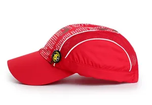 Détail de la casquette sport enfant rouge avec maille aérée et écusson Racing Team
