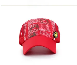 Vue avant casquette de baseball rouge enfant imperméable avec imprimé blanc et badge noir