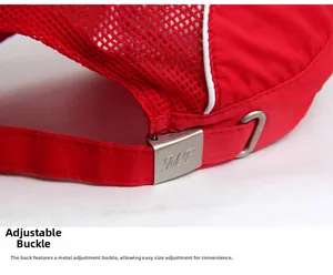 Détail d'une casquette de baseball rouge avec boucle en métal argenté réglable et gravure MF
