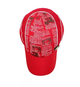 Vue de dessus d'une casquette rouge pour enfants avec maille et imprimés graphiques noirs