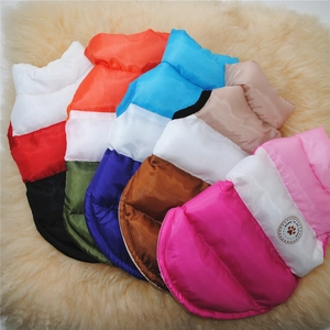 Vista dettagliata dei giubbotti invernali multicolore per animali in nylon impermeabile