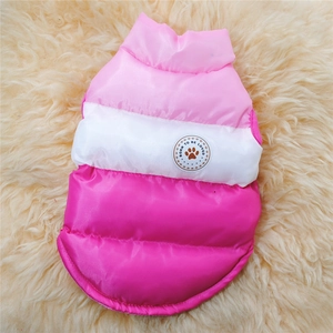 Dettaglio gilet invernale trapuntato rosa per cani con toppa Born To Be Loved su peluche