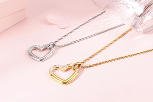Détails des pendentifs en forme de cœur dorés et argentés avec accents en cristal