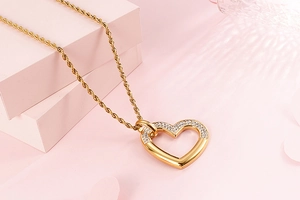 Détail du pendentif cœur doré serti de cristaux sur une chaîne torsadée classique