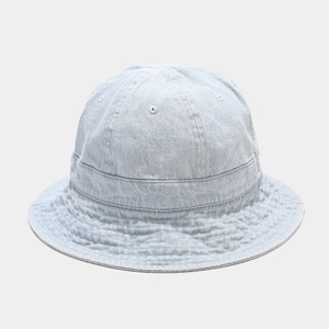 Détail d'un chapeau bob en denim bleu clair avec bord renforcé et œillets de broderie