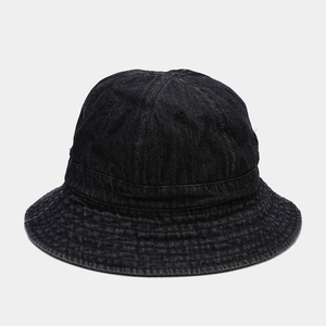Détail d'un chapeau bob en denim noir délavé avec coutures multiples sur le bord du chapeau