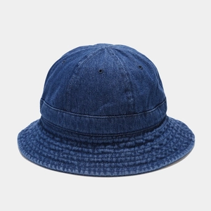 Détail du chapeau bob en denim bleu foncé montrant les coutures et les œillets