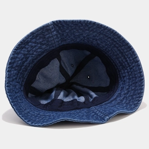 Bob en jean délavé bleu foncé avec coutures intérieures renforcées noires et aération