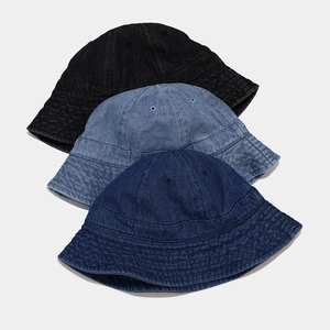 Lot de trois bobs en denim délavé noir, bleu clair et bleu foncé avec œillets métalliques