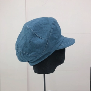 Berretto in cotone e lino blu con cuciture bianche a contrasto su testa di manichino