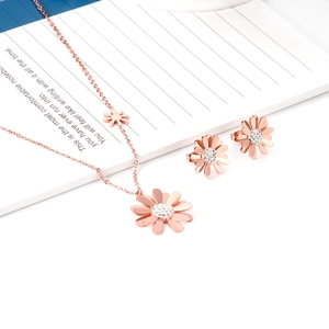 Détails du coffret bijoux marguerite en or rose avec collier et boucles d'oreilles