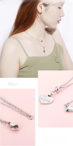 Détail du collier double couche en acier inoxydable avec pendentif cœur gravé Love