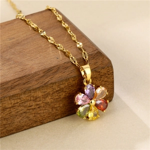 Collana a fiore placcata oro 18K con zirconi colorati su supporto in legno scuro