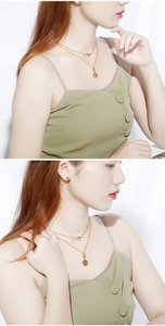 Gros plan d'un collier doré à double rangée avec pendentifs cœur et rond sur un modèle