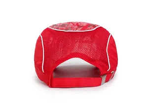 Détail de l'arrière de la casquette sport rouge avec boucle en métal réglable et filet