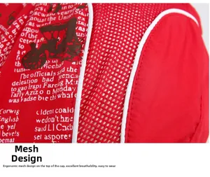 Détail du design en mesh rouge sur casquette enfant avec imprimé tracteur et bordure blanche