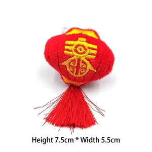 Gros plan d'un pendentif lanterne chinoise en peluche rouge avec broderie