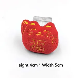 Détail d'accessoire peluche chat de la fortune rouge avec signe Fu et clip H4cm*W5cm