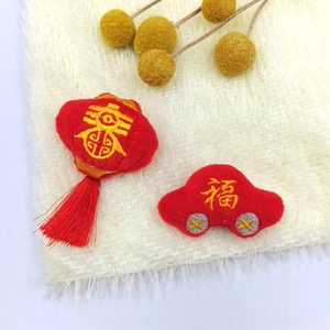 Détail d'ornements festifs rouges en peluche avec broderie traditionnelle et glands