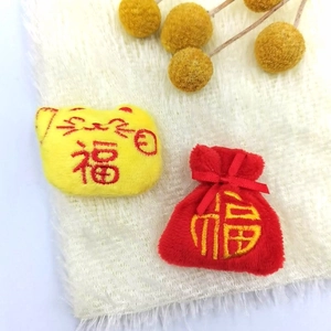 Pendentifs en peluche Chat de la Fortune et Sac de Chance avec broderie traditionnelle
