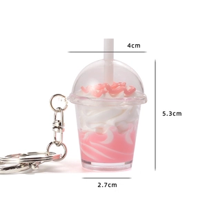 Porte-clés mini milkshake rose avec crème et dimensions de 5,3 cm de hauteur