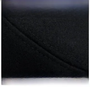 Detail der verstärkten Doppelnaht und der langlebigen Twill-Stofftextur auf der Wintermütze