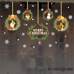 Détail de stickers de Noël pour fenêtres avec Père Noël, renne et couronnes festives