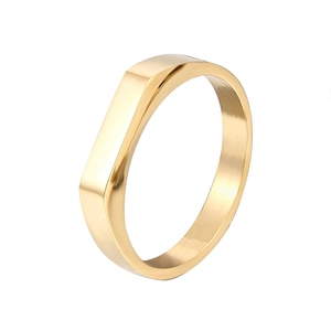 Bague minimaliste irrégulière en acier titane plaqué or 14K avec finition miroir sur blanc