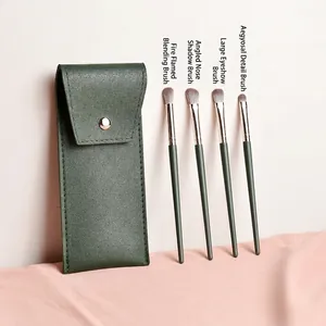 Détail du set de 4 pinceaux à paupières avec une pochette portable en cuir PU vert foncé