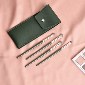 Détail de 4 pinceaux à paupières professionnels vert mat avec leur pochette de rangement