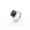 Anello da uomo minimalista con gemma nera quadrata e fascia in argento lucido