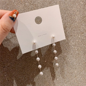 Elegant s925 silver long pearl tassel drop earrings featuring five white beads on gold chains