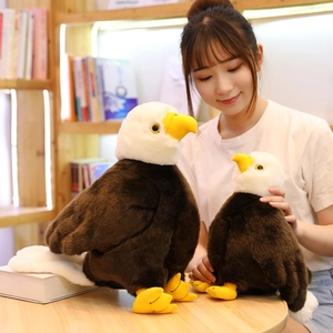 Peluche realistico di aquila calva con testa bianca e morbido corpo marrone
